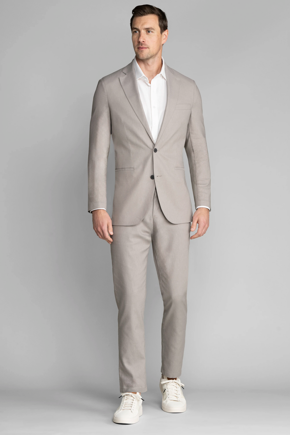 Full-length view of model wearing Performance Linen Blazer – Ash for overall fit.