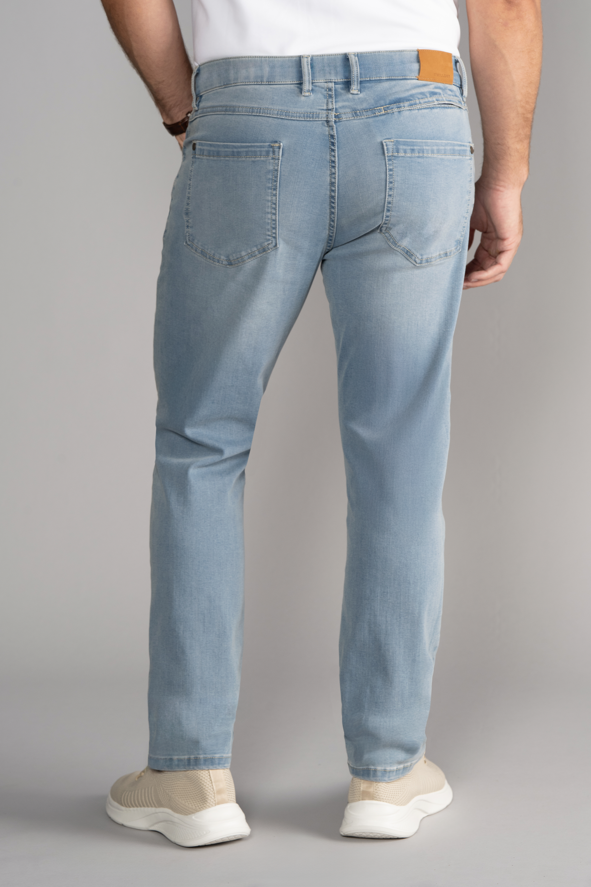 Performance Denim // LIGHT WASH BLUE